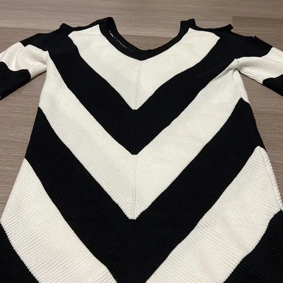 Black and white sweater - Picture 5 of 6